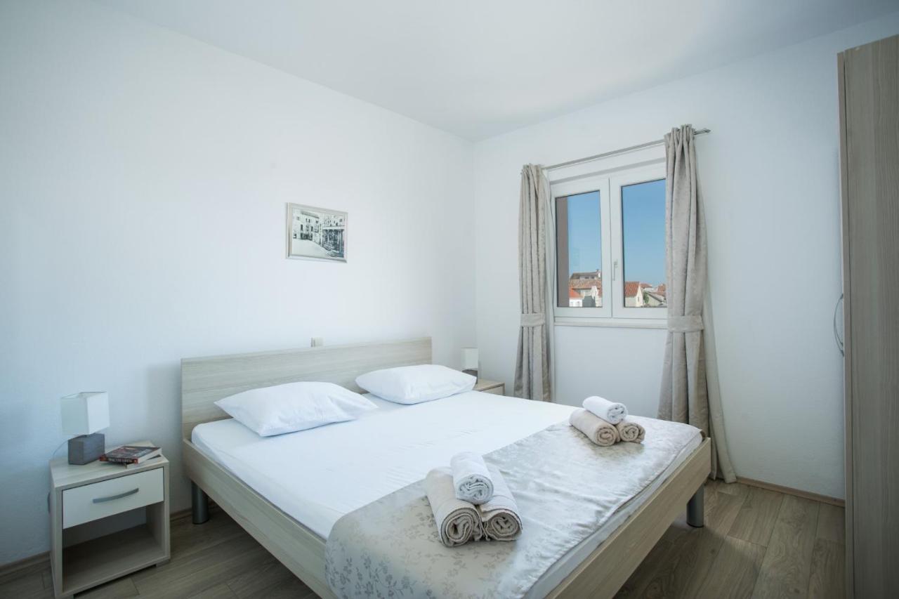 Kaja - Right Next To The Beach Apartment Trogir Room photo