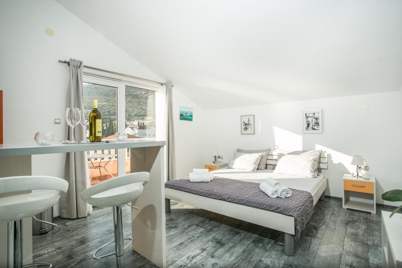 Kaja - Right Next To The Beach Trogir Exterior photo
