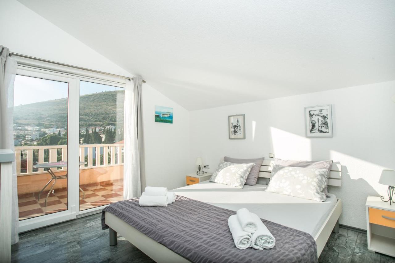 Kaja - Right Next To The Beach Trogir Exterior photo