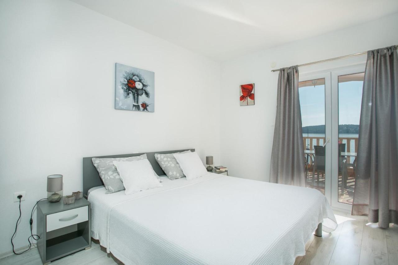 Kaja - Right Next To The Beach Apartment Trogir Exterior photo