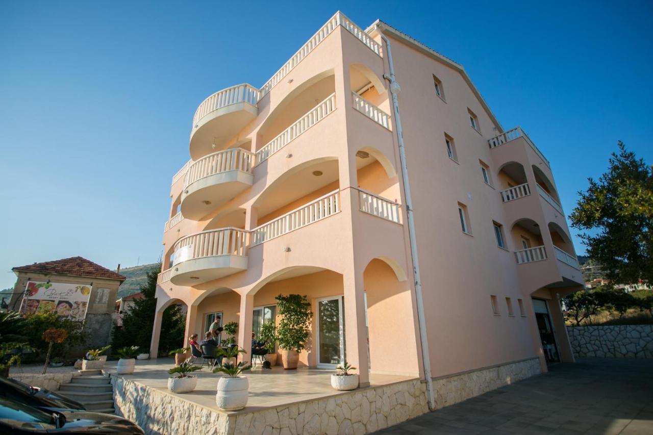 Kaja - Right Next To The Beach Apartment Trogir Exterior photo